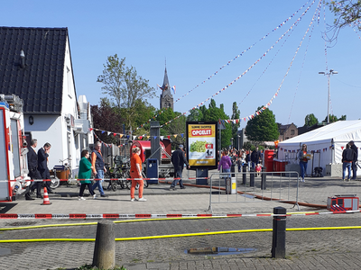 912807 Afbeelding van het korte bezoek van burgemeester Sharon Dijksma (3e van links) aan de festiviteiten ter ...